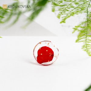 Pierścionek, w którym romantyczne płatki róż układają się w uroczy wzór.
