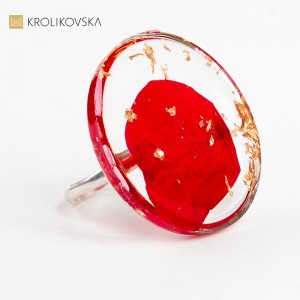 Pierścionek, w którym romantyczne płatki róż układają się w uroczy wzór.