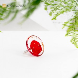 Pierścionek, w którym romantyczne płatki róż układają się w uroczy wzór.