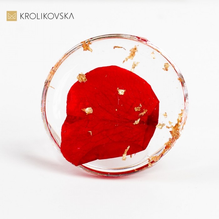 Pierścionek, w którym romantyczne płatki róż układają się w uroczy wzór.