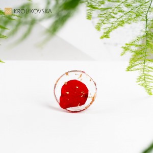 Pierścionek, w którym romantyczne płatki róż układają się w uroczy wzór.