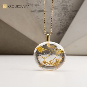 Naszyjnik damski z gałązkami kopru.