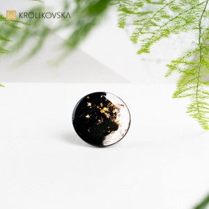 Kreatywność - Pierścionek Zestawiony z Różnorodnych Elementów Twórczych.