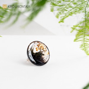 Pierścionek okrągły, czarno-złoty.