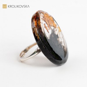 Pierścionek okrągły, czarno-złoty.