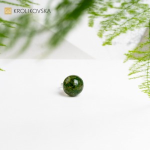 Artystyczna Harmonia - Pierścionek Zestawiony z Kolorowymi Kamieniami jako Prezent.