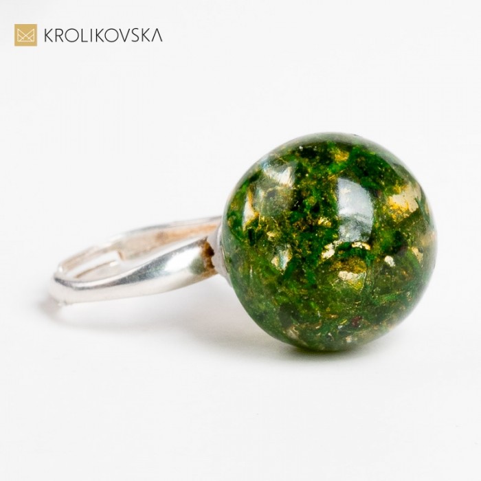 Artystyczna Harmonia - Pierścionek Zestawiony z Kolorowymi Kamieniami jako Prezent.