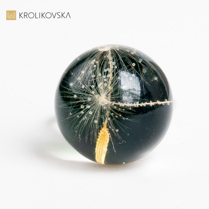 Wysmakowane Rękodzieło - Pierścionek Zawierający Artystyczne Detale jako Prezent.