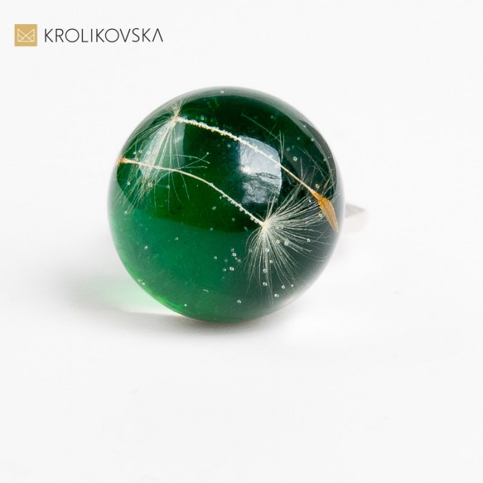 Artystyczny Pierścionek Z Unikalnymi Detalami.
