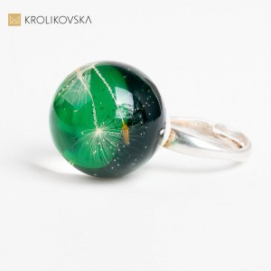 Artystyczny Pierścionek Z Unikalnymi Detalami.