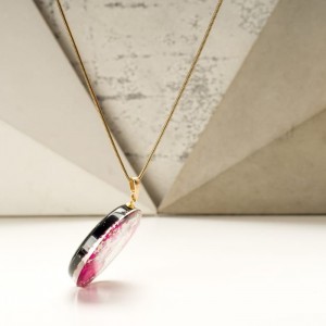 Naszyjnik artystyczny ręcznie malowany  z różowo złotą zawieszką na łańcuszku pozłacanym