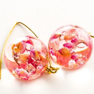 Kolczyki kolorowe z różowym wrzoścem pozłacane