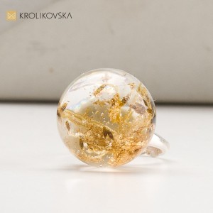 Wyróżniający się Pierścionek, kulka z nasionami kopru.