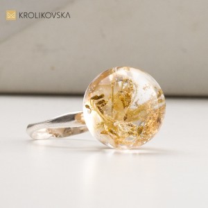 Wyróżniający się Pierścionek, kulka z nasionami kopru.