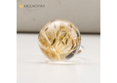 Wyróżniający się Pierścionek z nasionami kopru.