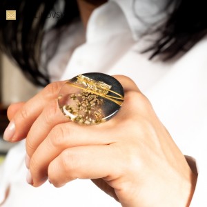 Okrągły duży pierścionek złocony na urodziny.