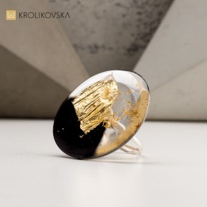 Okrągły duży pierścionek złocony na wyjątkową okazję.