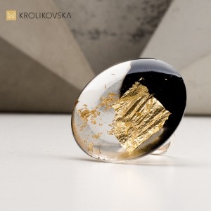 Okrągły duży pierścionek złocony na wyjątkową okazję.