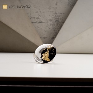 Okrągły duży pierścionek złocony na wyjątkową okazję.