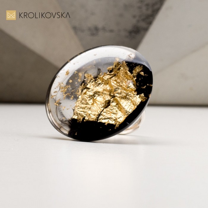 Okrągły duży pierścionek złocony na urodziny.