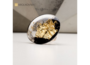 Okrągły duży pierścionek złocony na urodziny.