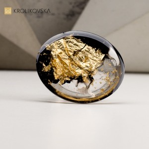 Okrągły duży pierścionek złocony na urodziny.