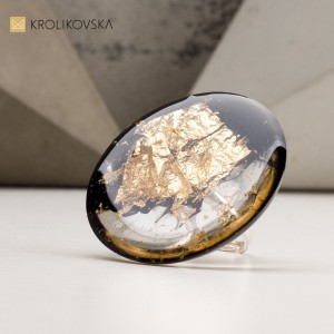 Okrągły duży pierścionek złocony na urodziny.