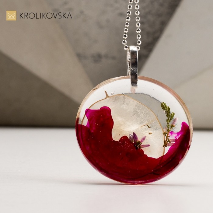 Naszyjnik z mocnym kolorystycznym akcentem w prezencie.