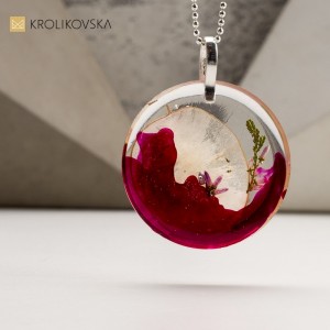 Naszyjnik z mocnym kolorystycznym akcentem w prezencie.