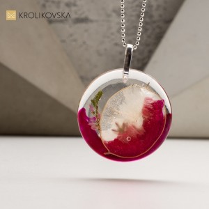 Naszyjnik z mocnym kolorystycznym akcentem w prezencie.