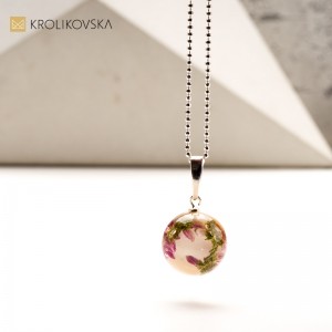 Srebrny amulet sztuki: Wspaniała biżuteria artystyczna.