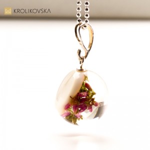Srebrny amulet sztuki: Wspaniała biżuteria artystyczna.