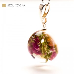 Srebrny amulet sztuki: Wspaniała biżuteria artystyczna.