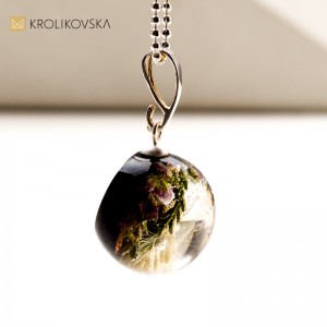 Ponadczasowa Elegancja - Wisiorek Artystyczny.