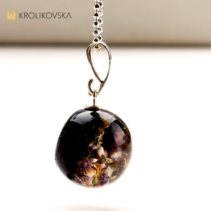 Srebrne oczarowanie: Biżuteria artystyczna dla wyjątkowych osób.