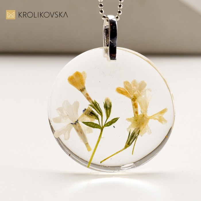 Złociste marzenia: Modna biżuteria srebrna.