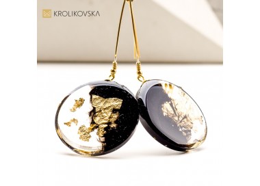 Nowoczesna biżuteria złocona z nutą klasycznego stylu.