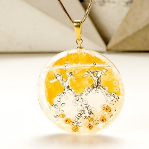 Biżuteria artystyczna - naszyjnik ręcznie malowany  ze złotą okrągłą zawieszką na pozłacanym łańcuszku