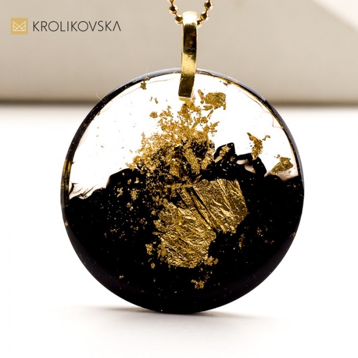 Ponadczasowa biżuteria artystyczna w kolczykach.