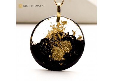 Ponadczasowa biżuteria artystyczna w kolczykach.