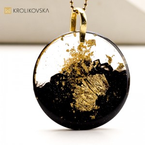 Ponadczasowa biżuteria artystyczna w kolczykach.