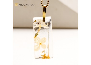 Naszyjnik z kwiatami w kwadratowej formie zawieszki.