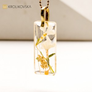 Naszyjnik z drobnymi kwiatowymi wzorami, emanujący siłą i stylem.