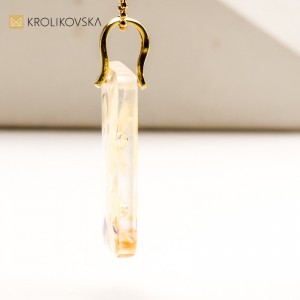 Naszyjnik z  kwiatowymi wzorami, emanujący roślinną nutą..