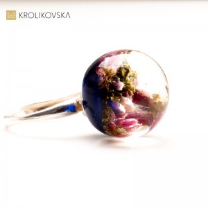 Ponadczasowa Elegancja: Srebrny z kwiatami.