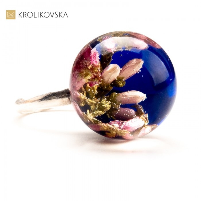 Ponadczasowa Elegancja: Srebrny z kwiatami.