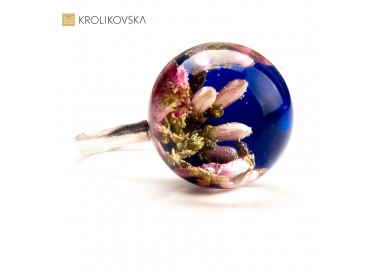 Ponadczasowa Elegancja: Srebrny z kwiatami.