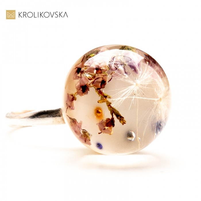 Subtelny Pierścionek z Roślinami w Żywicy - Elegancki Upominek.