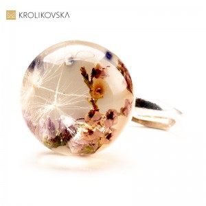 Subtelny Pierścionek z Roślinami w Żywicy - Elegancki Upominek.