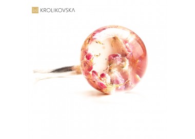 Romantyczny pierścionek z suszonymi kwiatami w żywicy - Doskonały na Dzień Matki.